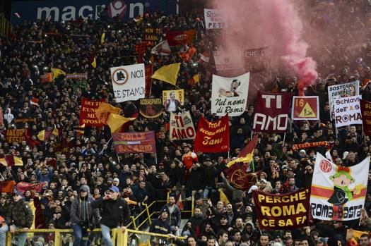 I tifosi della Roma esultano per la vittoria. Ansa